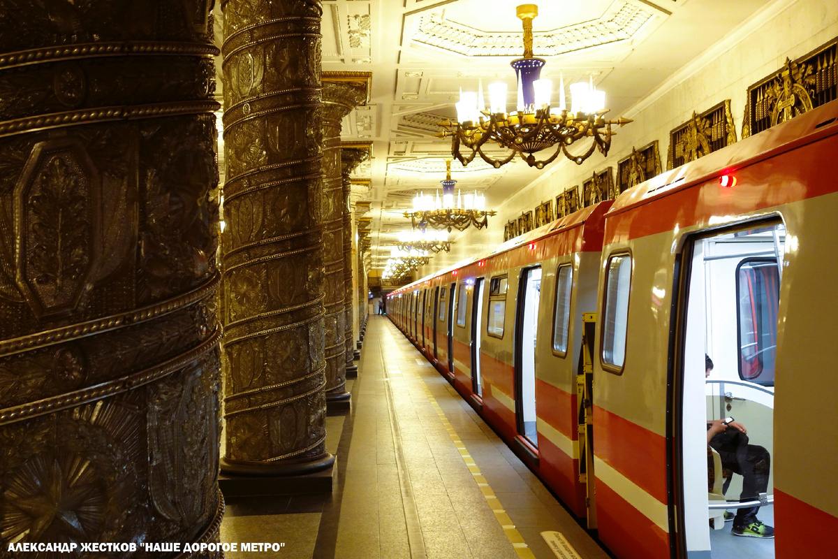 Первая линия петербургского метро - наиболее загруженная, На ней безлюдных станций нет. Фото из книги "Наше дорогое метро"