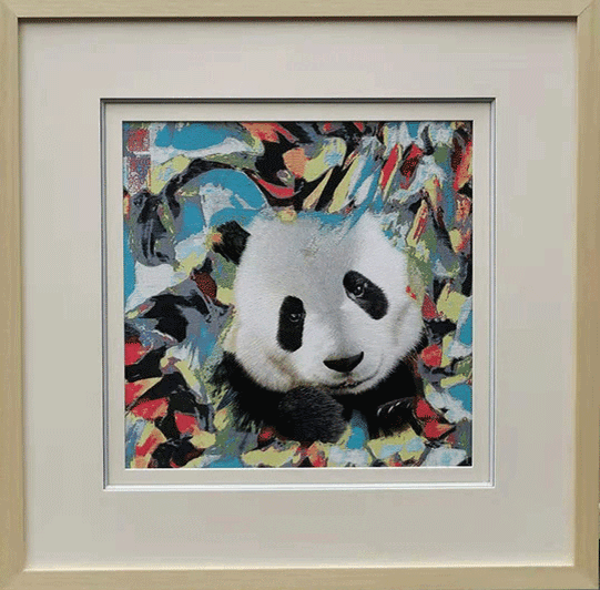 Работы Павильона Шуцзин.
Специализируется на использовании цифровых технологий искусственного интеллекта для достижения интеграции вышивки Шу и дизайна парчи Шу.
Руководил разработкой проекта «Новая вышивка парчи на основе искусственного интеллекта», способствующего цифровой трансформации техник нематериального культурного наследия.
Выбран в качестве основного бренда-партнера Недели высокой моды Западного Китая 2025 года.