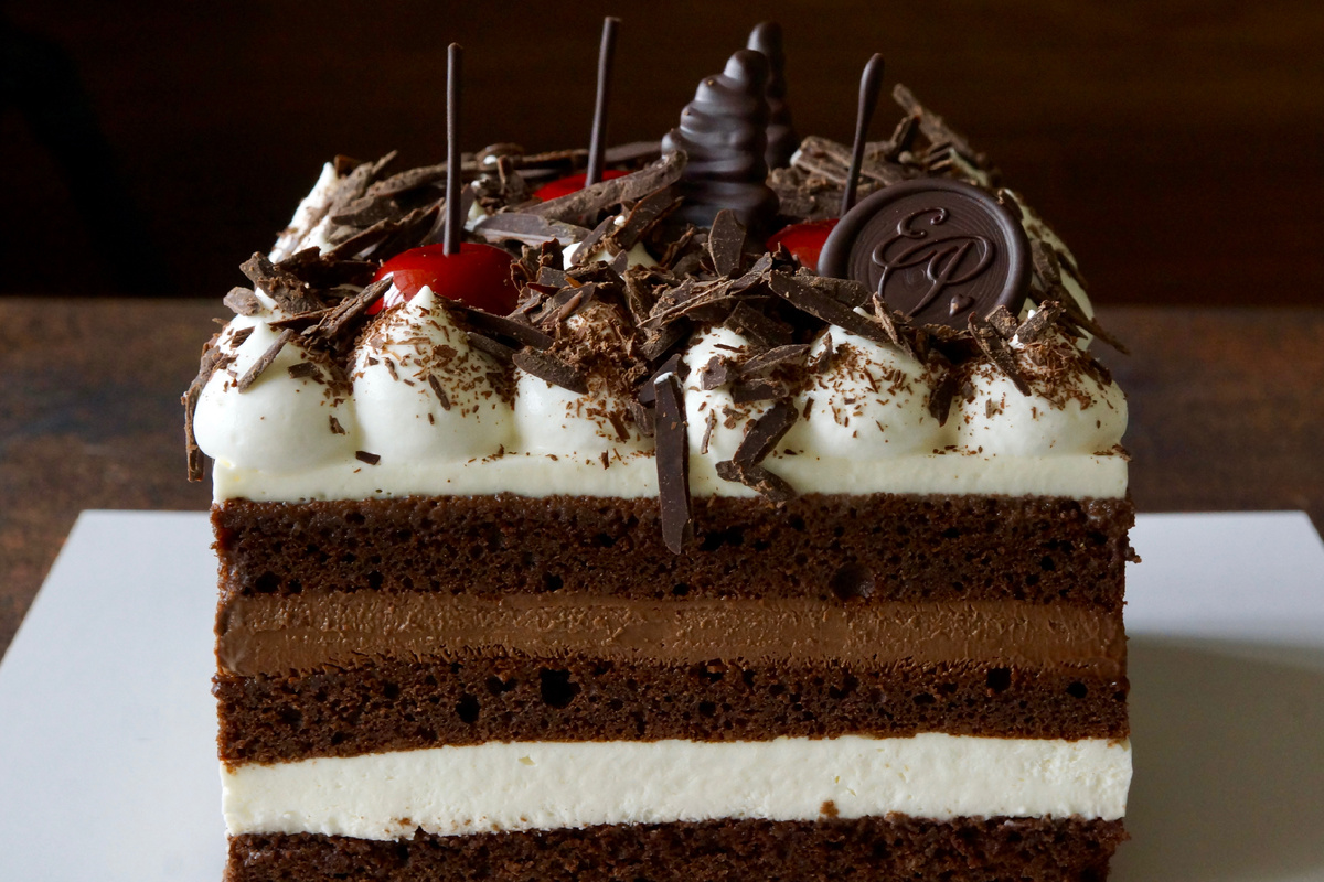 Торт “Чёрный лес” , декор - муссовые вишни 