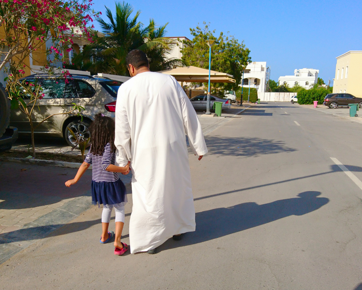 Фахад гуляет с дочкой