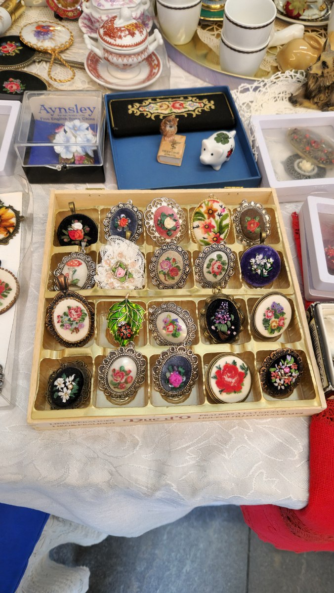 Узоры вышиты нитками.