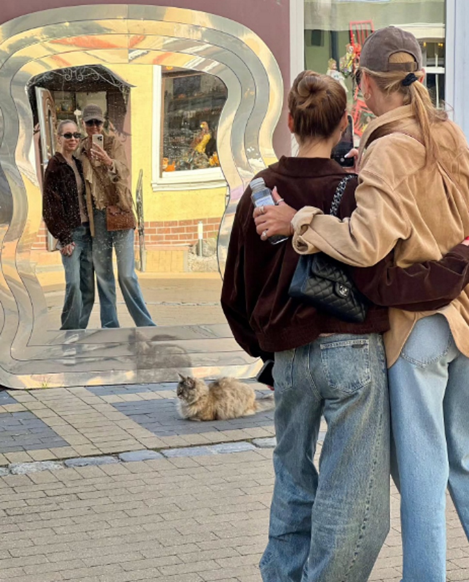 Татьяна Навка с дочкой Сашей Жулиной в широких джинсах. Фото: соцсети