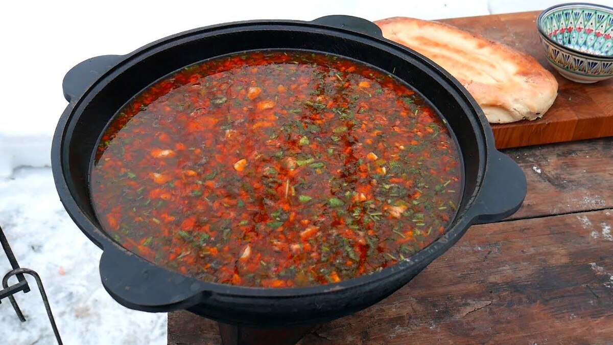 Суп Харчо лучше готовить в чугунном казане