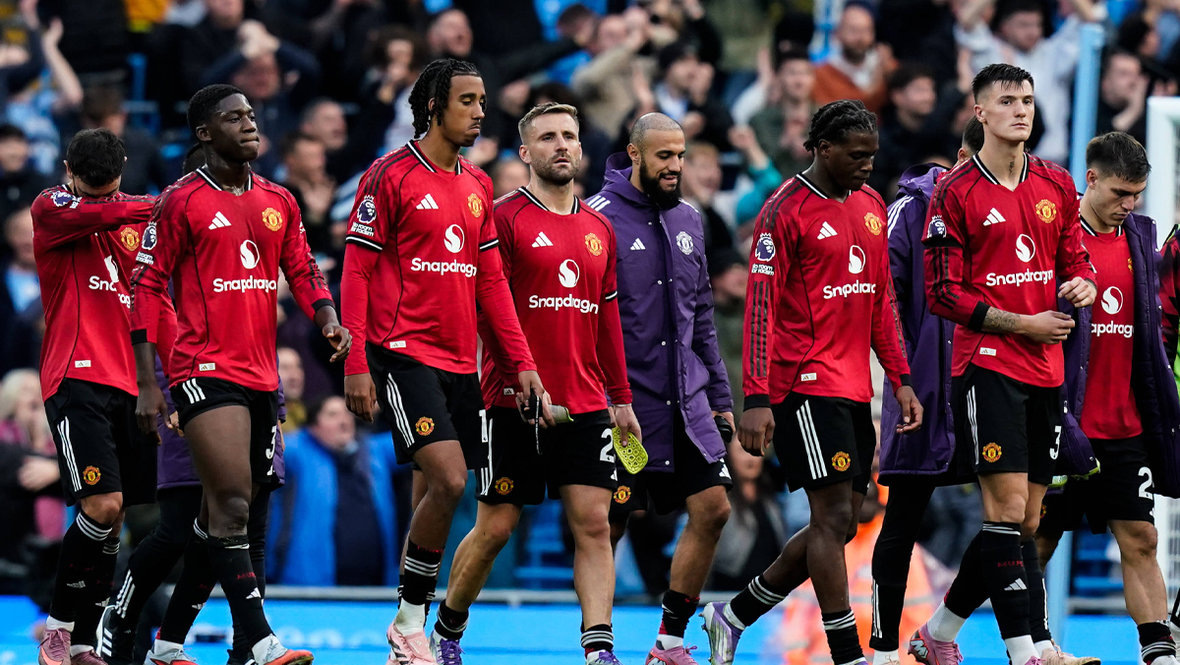    Футболисты «Манчестер Юнайтед» покидают поле после поражения. Global Look Press