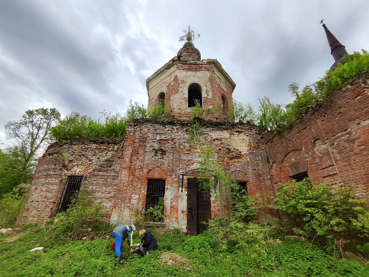 Храм иконы Божией Матери "Знамение", деревня Велино, Юхновский район, калужская область.