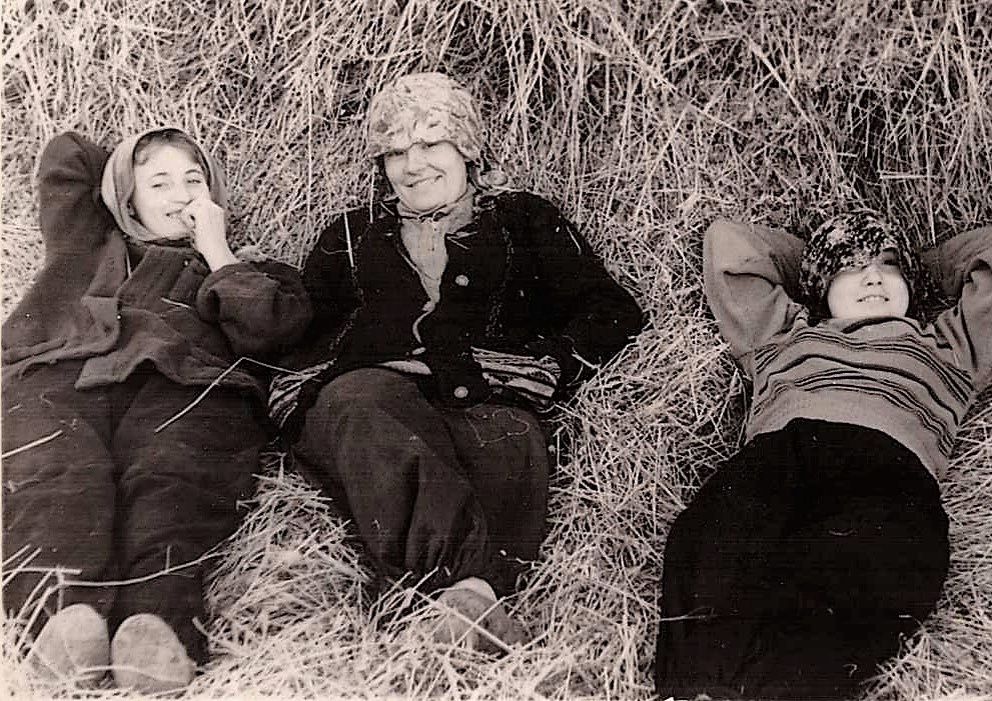 1957 год. Рабочие Часового завода г. Перми в колхозе. Послеобеденный отдых. 