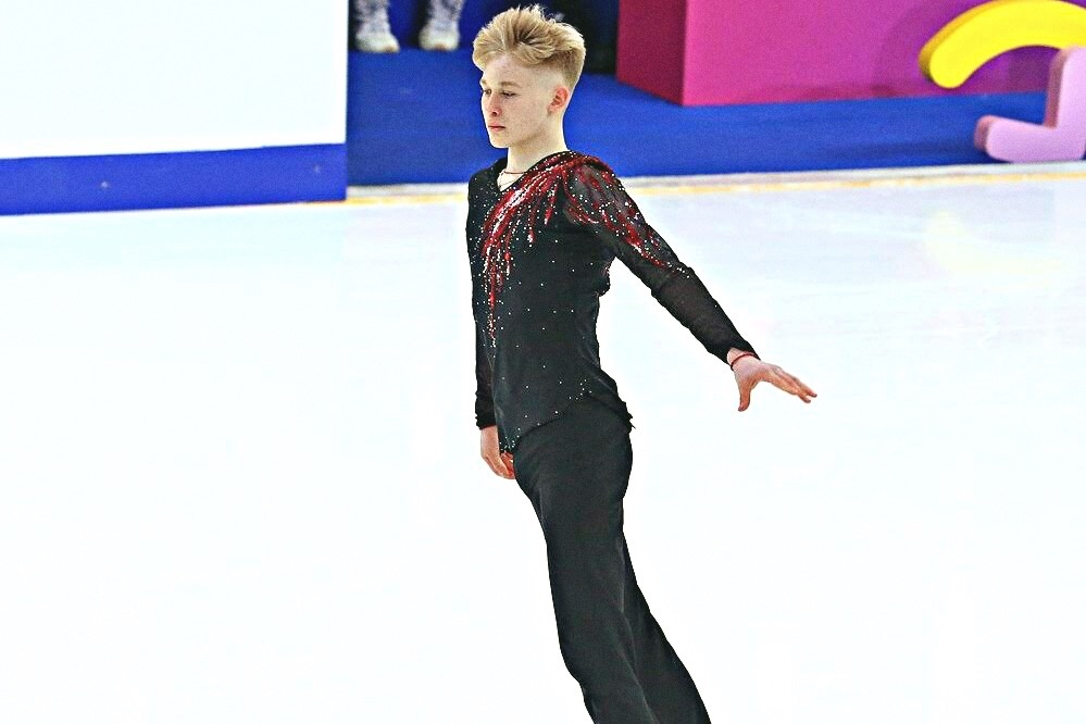 Ученик Плющенко - Никита Сарновский дебютировал во взрослом катании