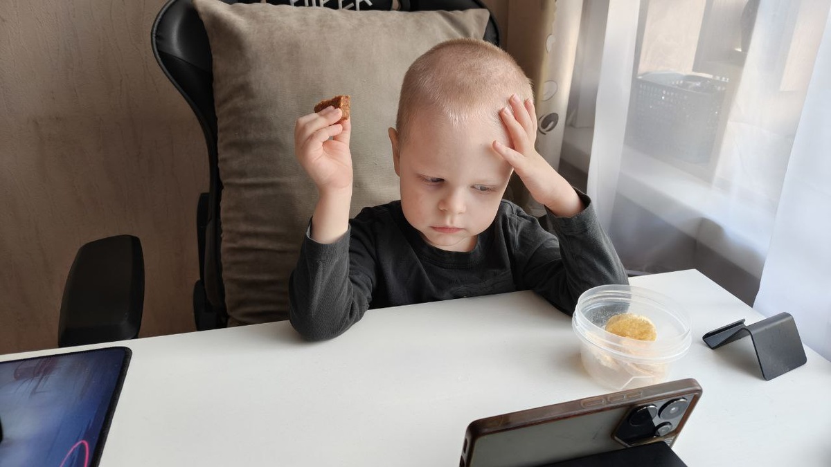 Женя полдничает, деловой