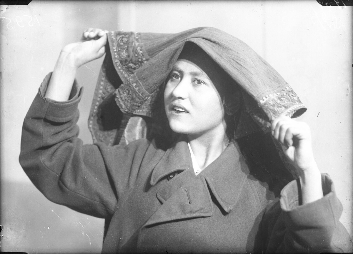 Девушка скидывает паранджу в Узбекистане