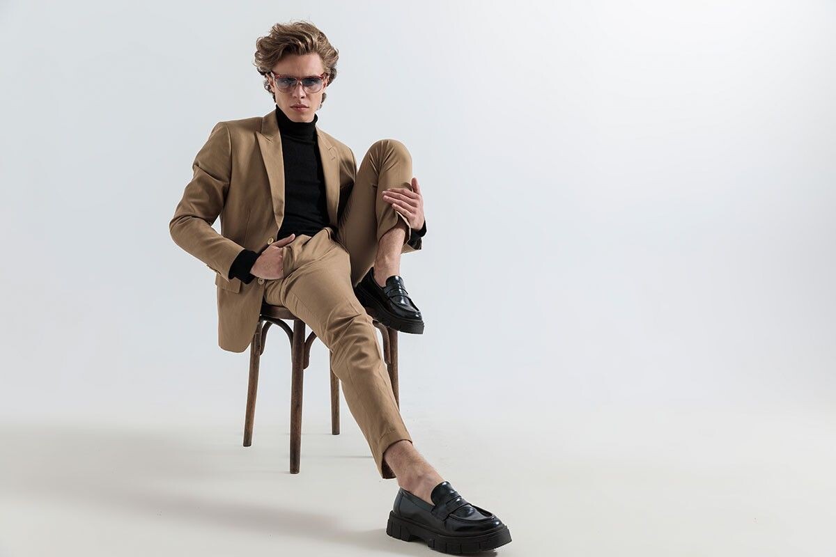 Дизайнеры играют с цветом и фактурой, превращая обувь в ведущий акцент. Источник: Viorel Sima / Shutterstock / FOTODOM