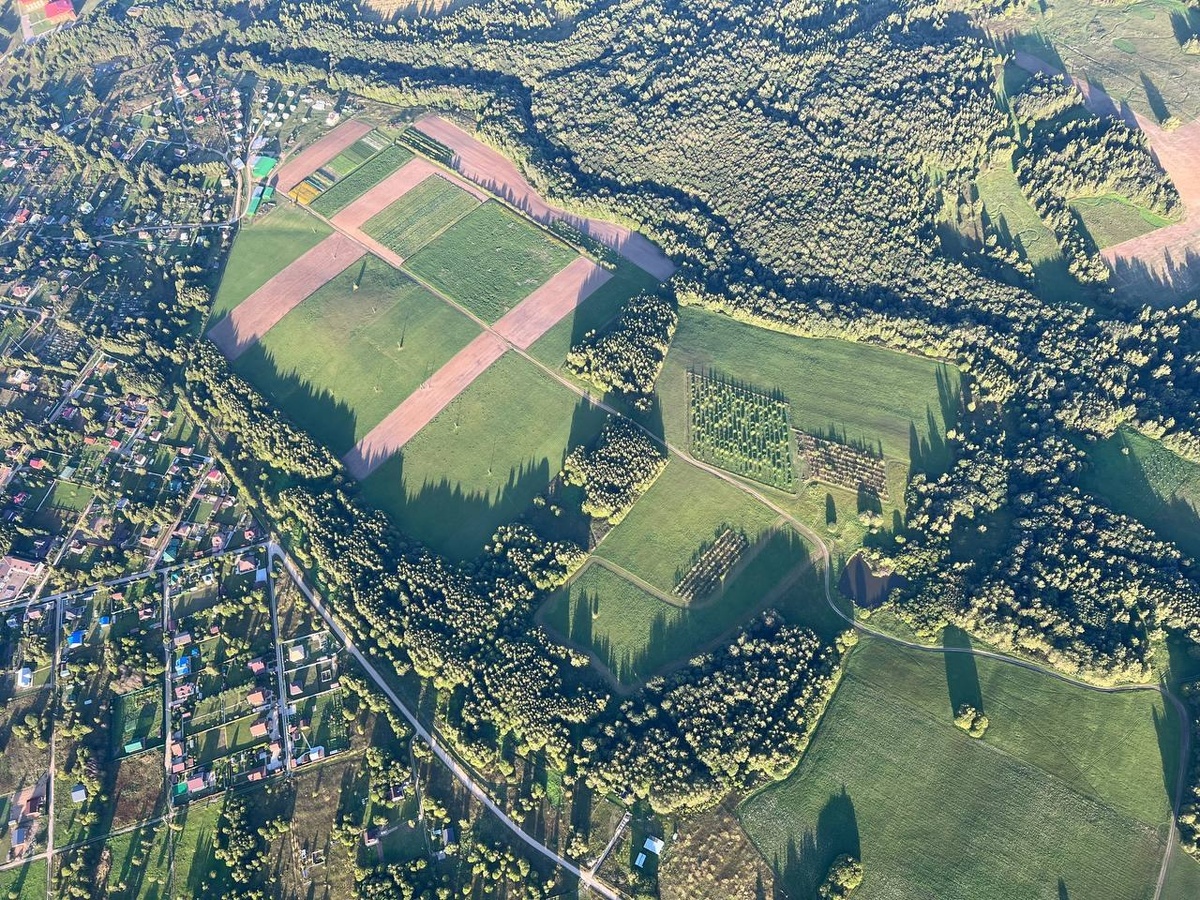 Чем проще до участка доехать из города, тем выше он ценится. Фото: Мир Квартир