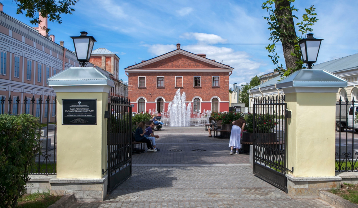     Санкт-Петербургский государственный университет (СПбГУ). Источник: Shutterstock/ FOTODOM Автор фото: Sergei Afanasev