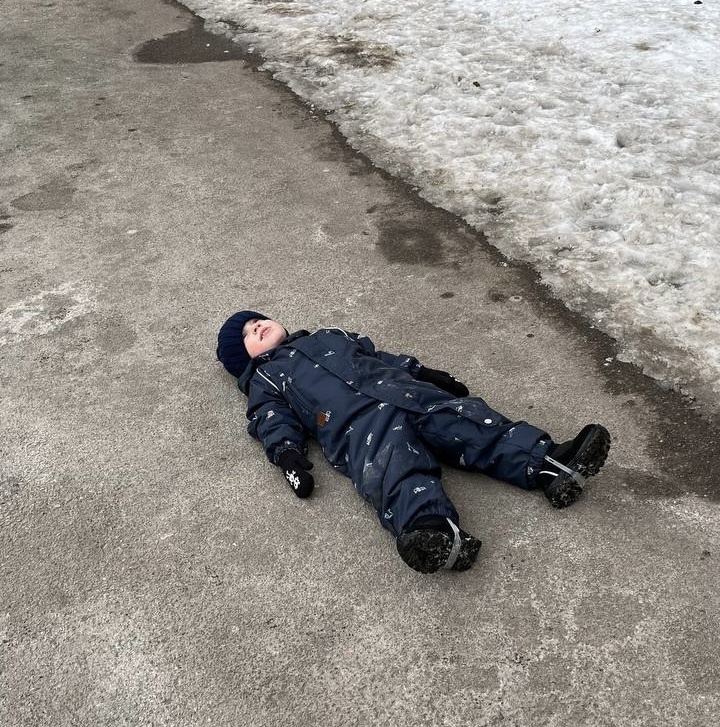 Почему бы не прилечь на улице в новом комбинезоне? 