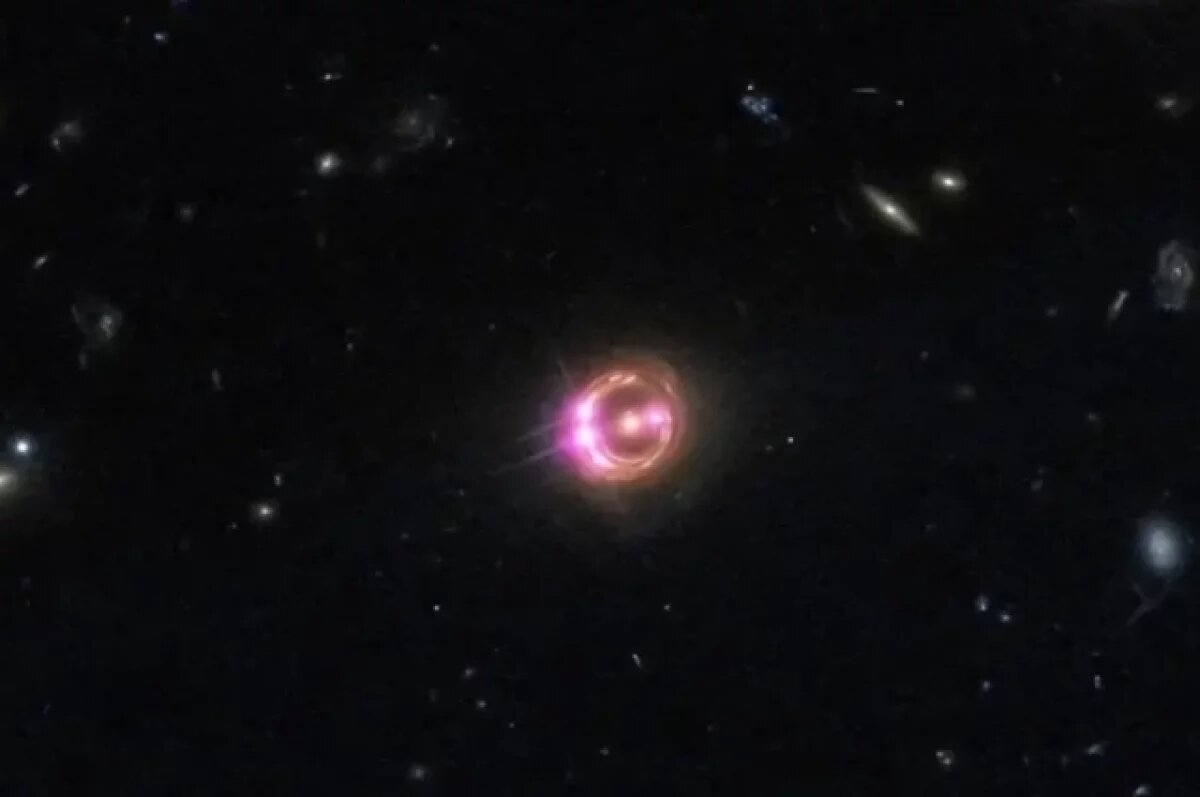    Астрономы обнаружили у черной дыры корону размером с Солнечную систему