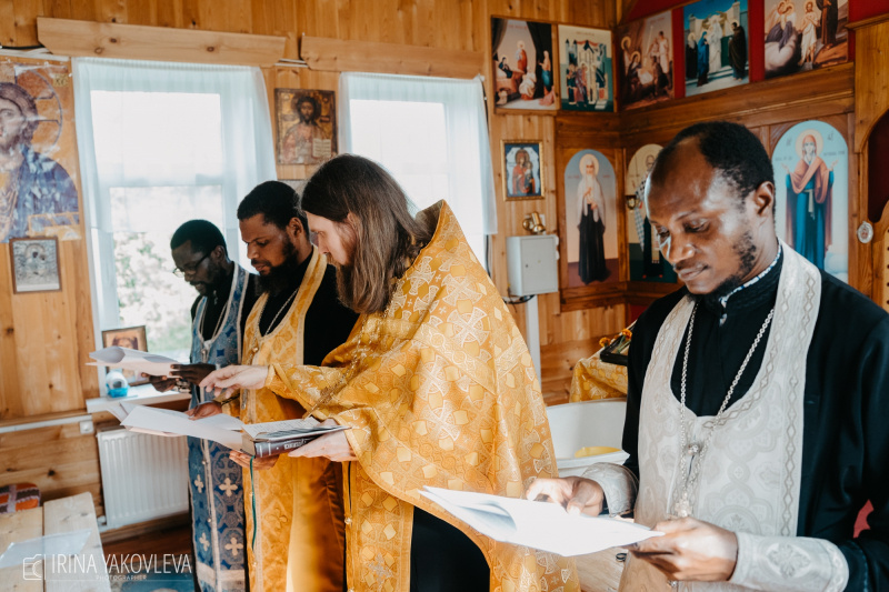    Священники из Африки покрестили двух детей в поселке КарелииИрина Яковлева
