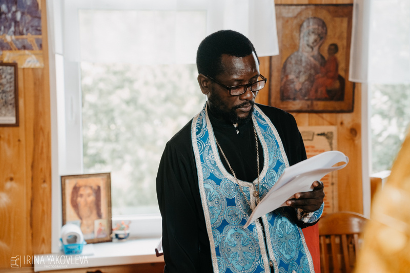    Священники из Африки покрестили двух детей в поселке КарелииИрина Яковлева