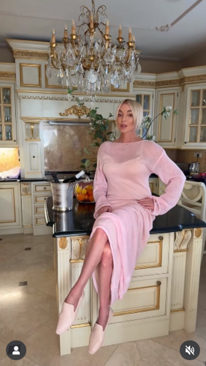 Анастасия Волочкова в пудровом платье и чешках. Фото: соцсети
