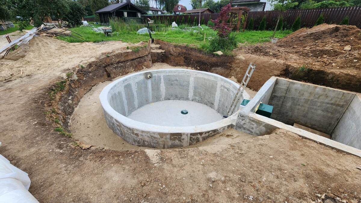 Гидроизоляция пруда с круглой чашей мембраной ЭПДМ