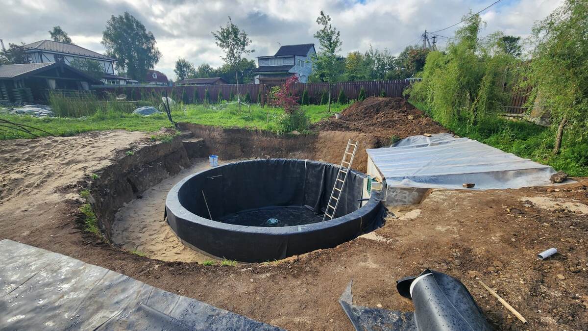 Гидроизоляция пруда с круглой чашей мембраной ЭПДМ