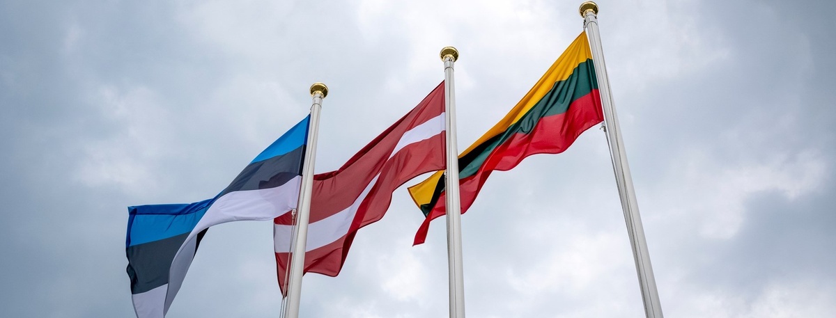    Флаги Эстонии, Латвии и Литвы (слева направо) на флагштоках. Автор фото: graja / Shutterstock / FOTODOM