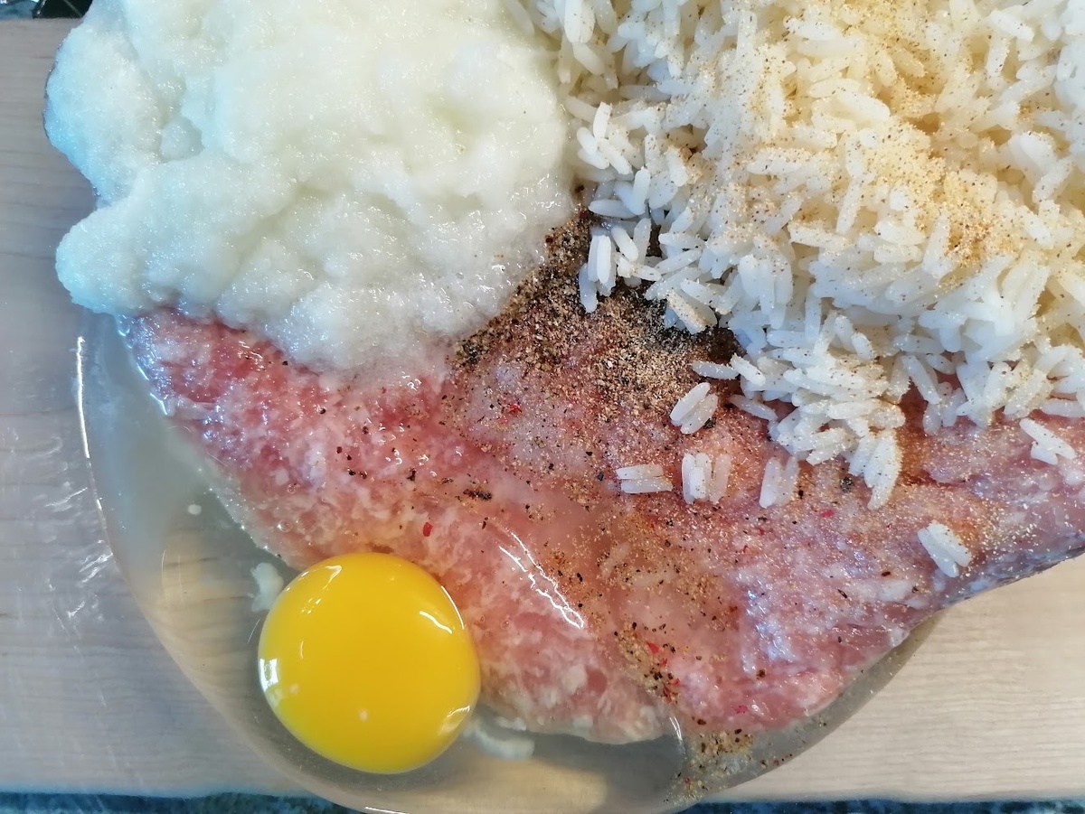 Подготавливаю фарш. Фото автора