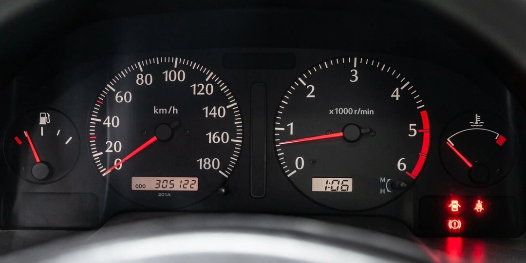 Горящий восклицательный знак на панели: тревожный сигнал или пустяк