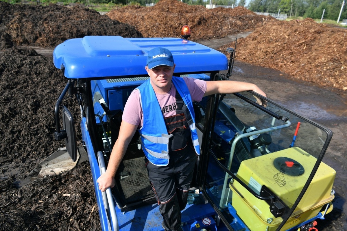    Оператор ворошителя. Фото: "Республика"/Сергей Юдин