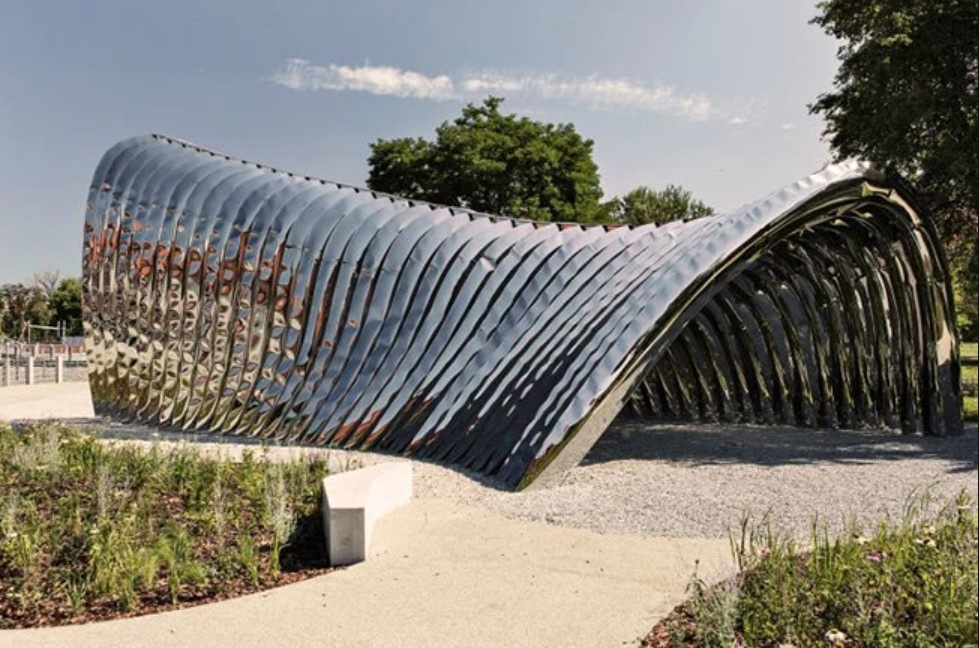 Зеркальный скульптурный объект установлен на небольшом острове на реке Одр во Вроцлаве.