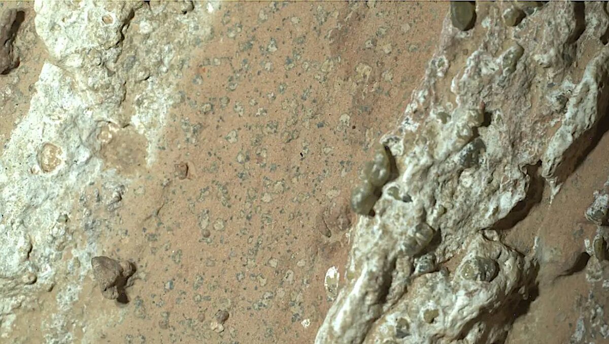 Фотография скалы в “Водопаде Чеява” — области в долине реки в кратере Езеро. На фото можно заметить “пятна леопарда”. Фото — NASA.