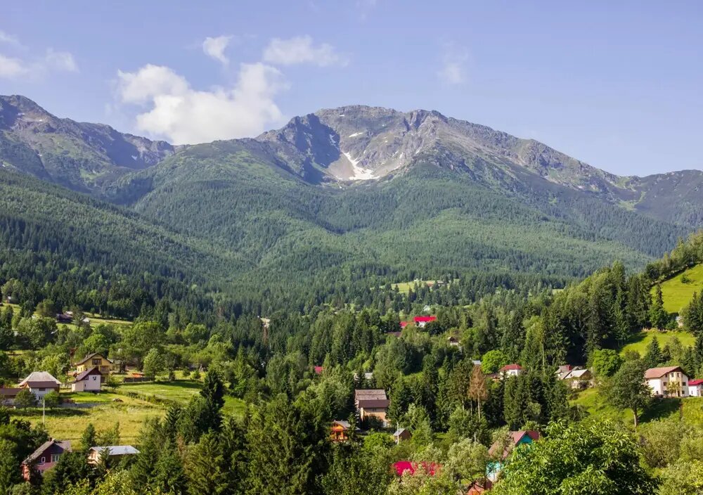 Карпатские горы – величественные пейзажи, где природа раскрывается во всей красе, идеальны для активного туризма.