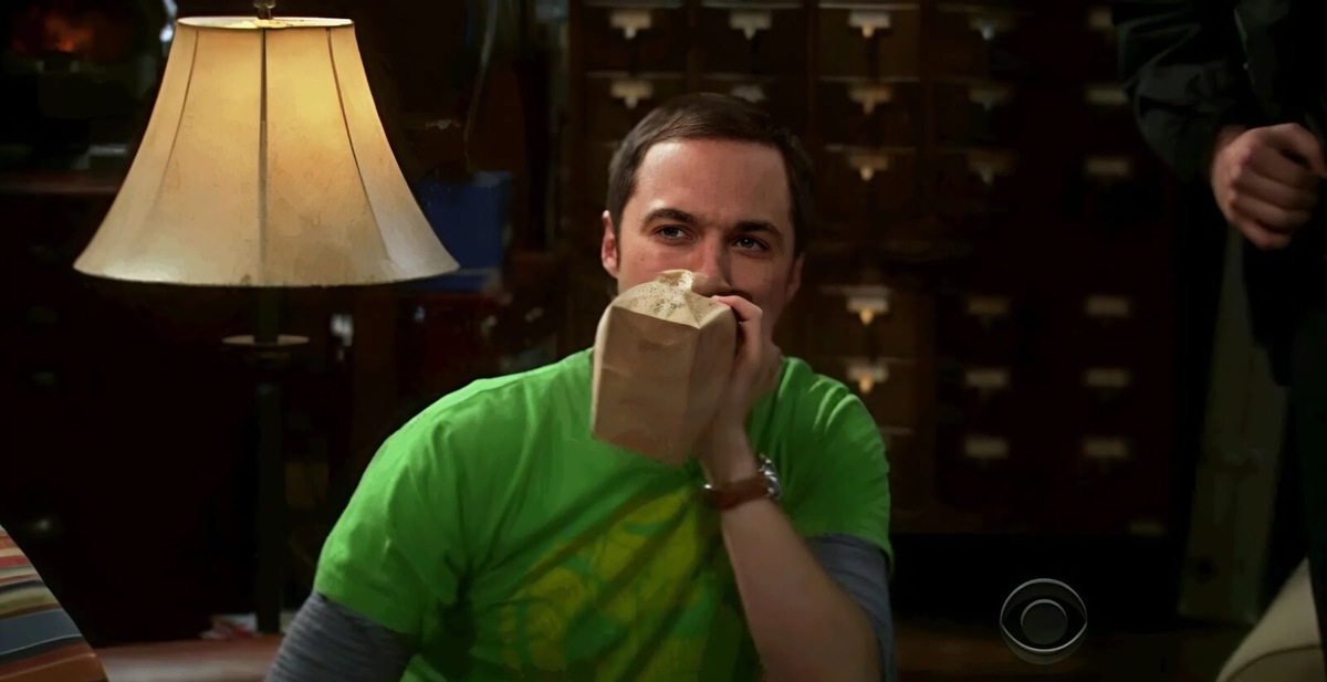    Дыхание в пакет можно встретить в фильмах и сериалах, но в современной реальности это редкость. Кадр из сериала «Теория большого взрыва»