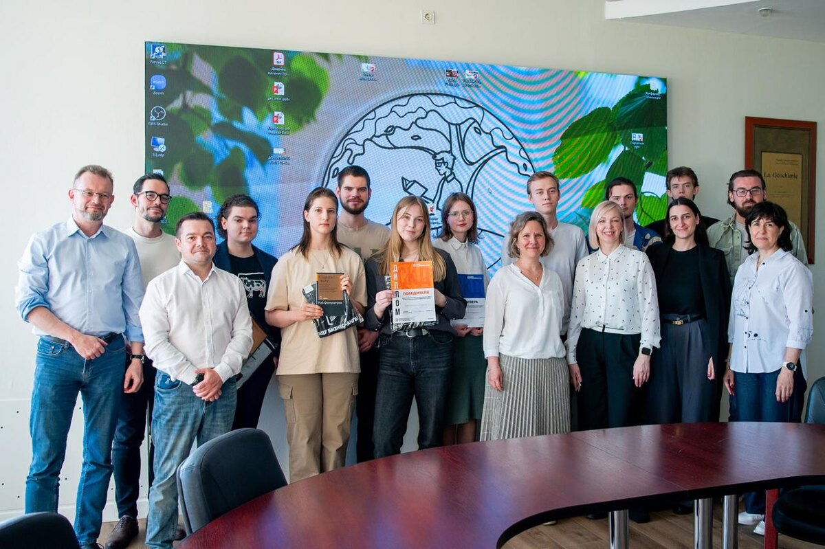 Татьяна Беднякова среди экспертов и студентов на защите ВКР в формате «Диплом как стартап»