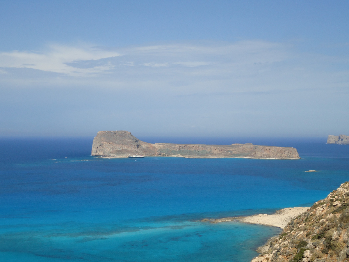 Рядом с бухтой находится необитаемый остров Имери-Грамвус, где есть венецианская крепость