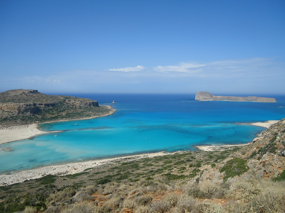 На острове,  кроме крепости, сохранились руины зданий, построенных здесь критскими повстанцами и пиратами, попеременно контролировавшими остров в годы Освободительной войны Греции 1821–1830 годов