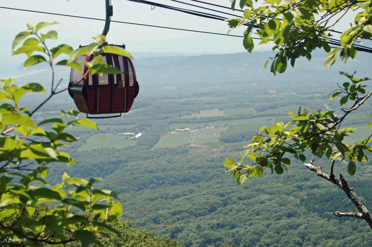 Отправьтесь в захватывающее путешествие по канатной дороге, начав с центральной станции в городе Ноборибецу Онсен. Скоростная гондола стремительно доставит вас в горы!
