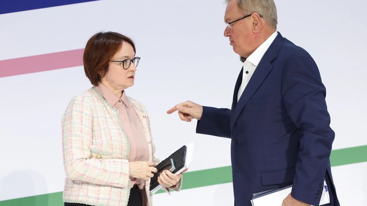 Председатель Банка России Эльвира Набиуллина и председатель правления Банка ВТБ Андрей Костин. Банкир призывает ЦБ снижать ставку быстрыми темпами. Фото: Петр Ковалев. ТАСС