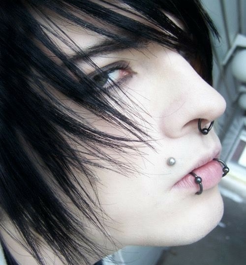 Пирсинг в 2000-х и сейчас: от банана в брови до ювелирки 🤘