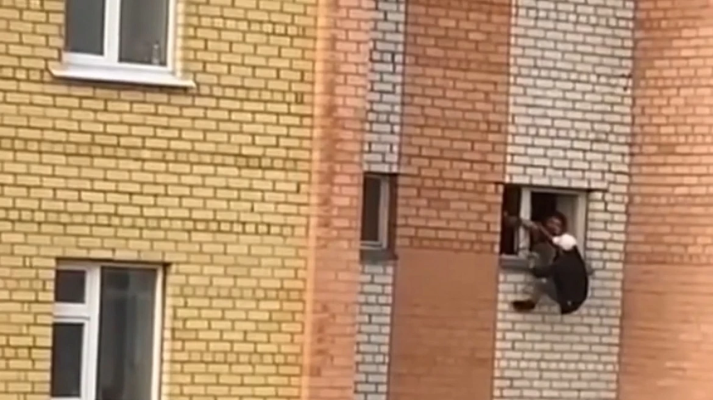    В Сургуте полицейские спасли мужчину от падения с пятого этажа