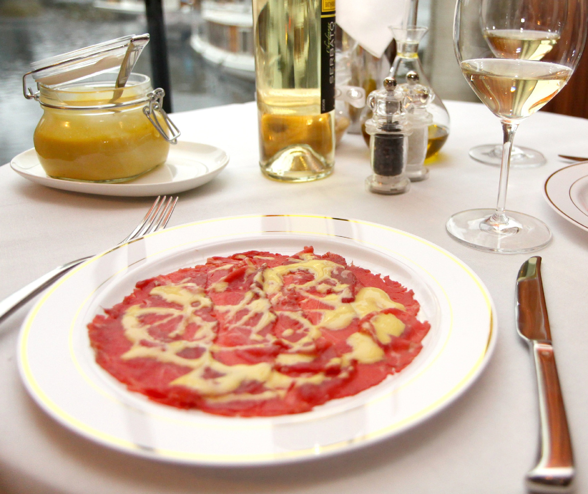 Carpaccio alla Cipriani - Карпаччо алла Чиприани, авторски сервированное  в ресторане «Harry’s Bar», Сан-Марко, Венеция. 