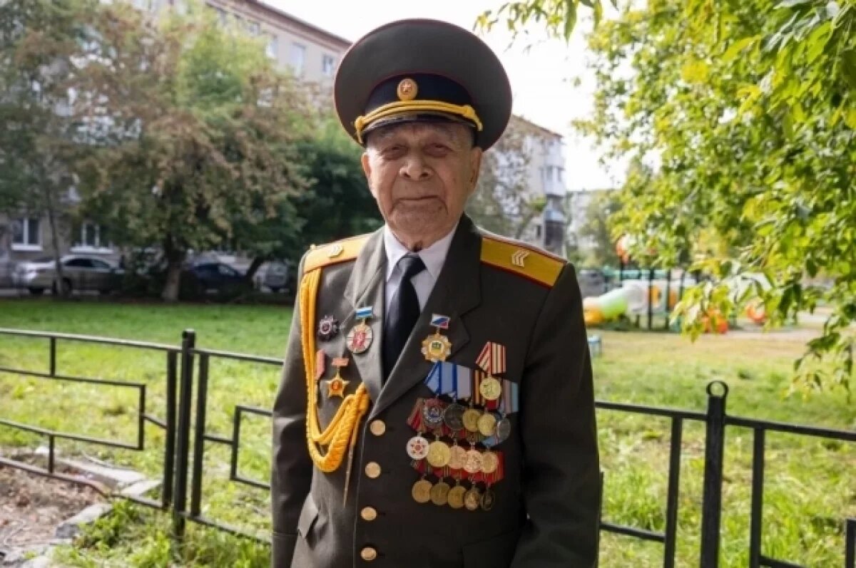    Ветеран из Екатеринбурга Николай Власов празднует 102-й день рождения