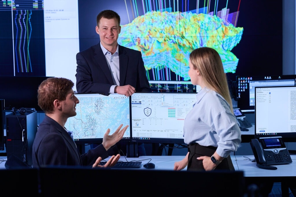    Специалисты центра управления строительством скважин «Газпром нефти» в Ноябрьске