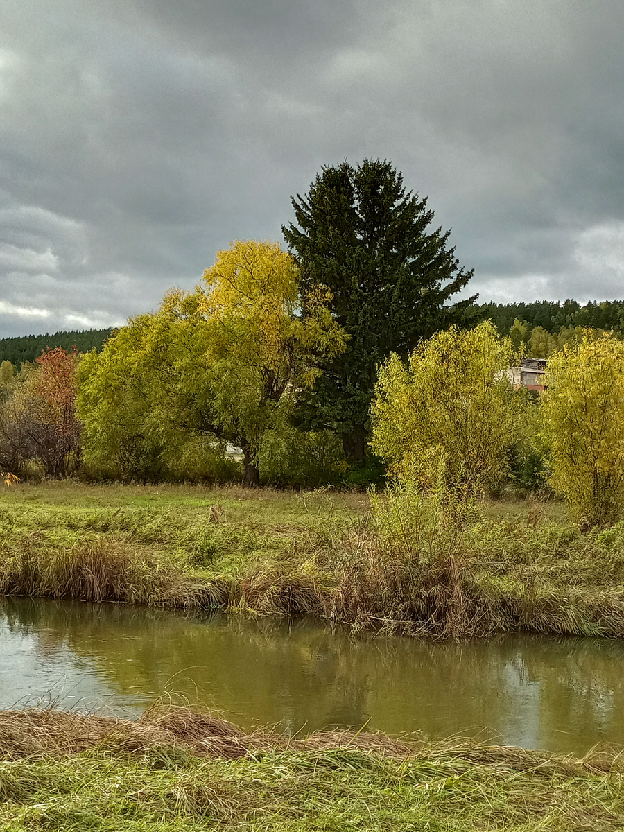 Тучи так и норовят пролить невыплаканные слезы долгим монотонным дождём. 