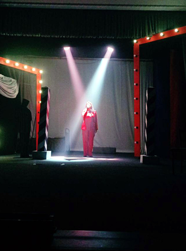 Яна Зубарева репетирует... Фото из архива театрального проекта "ПРЕДУПРЕЖДЕНИЕ"