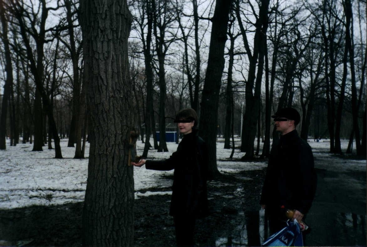 Рандомное фото с компа автора. Мальчик в кожаной куртке и кепочке, с бутылочкой Красного Востока и пакетом. И девочка, кормящая белку в парке Гагарина. 1998 - 1999 год, примерно.