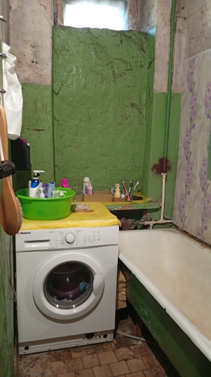 Муженёк бывший всё ждёт когда же у меня нервы сдадут и я вымою стены и покрашу. С момента заключения договора аренды у государства этой квартиры его родителями , ссанёк ждёт , ему ведь объяснили , что ремонт не мужская работа.