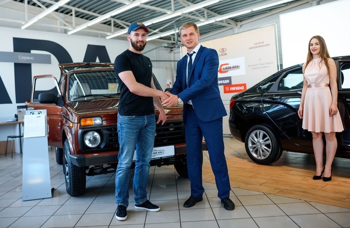 Автосалон с продавцом-консультантом и девушкой для фотосессий (из сети)