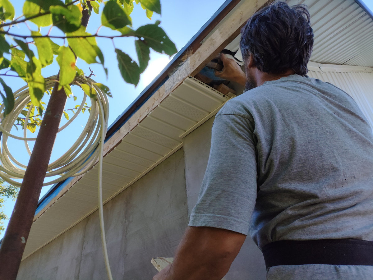Дырочки закрывает, чтобы ни одна птичка даже не думала залететь
