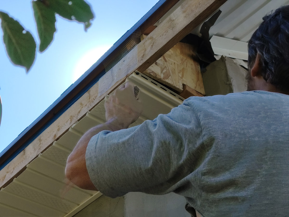 Вырезал фигурную дощечку, чтобы все плотно закрыть