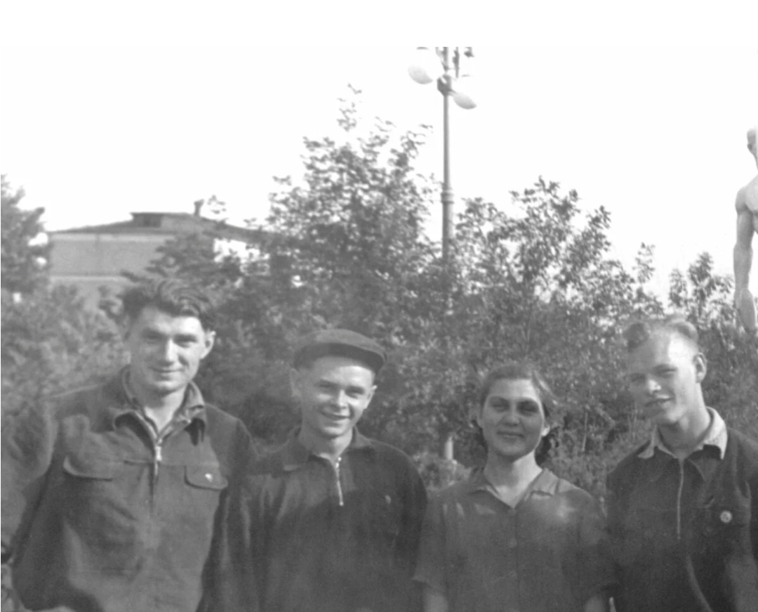 Фото 2 Игорь крайний справа