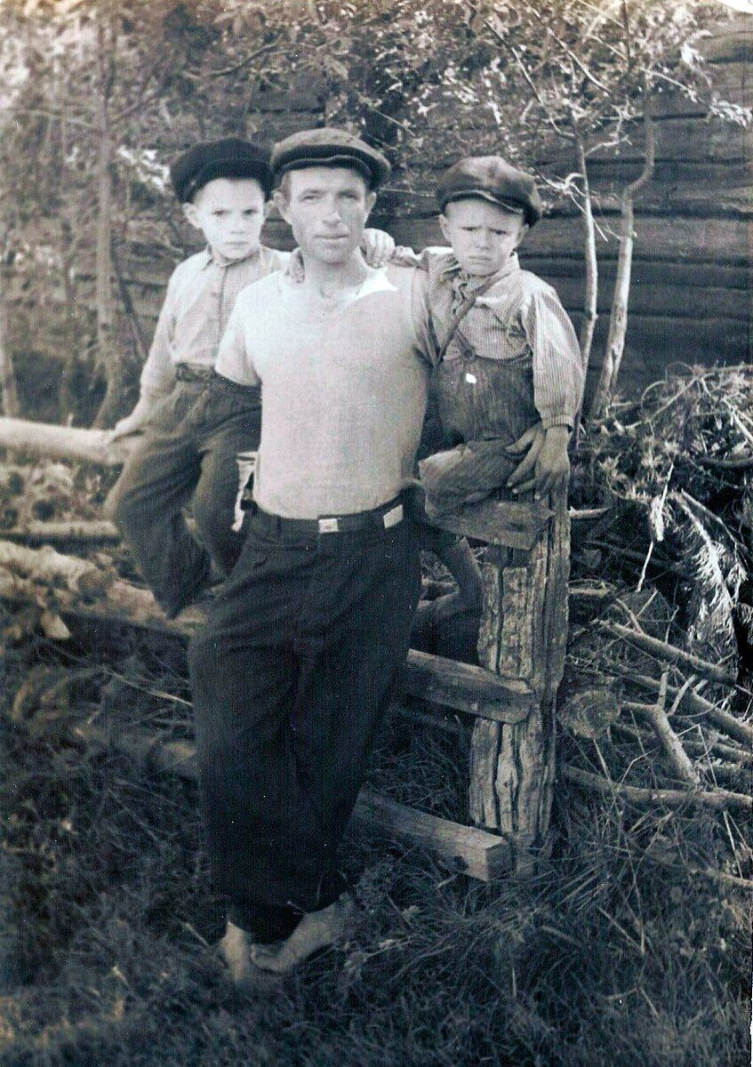 1959 год, Куцырёв Иван Захарович с сыновьями: Василием и Александром.